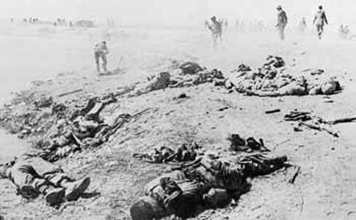Διάσπαρτο με πτώματα Ιρανών στρατιωτών το πεδίο της μάχης, λίγο μετά την επίθεση των Ιρακινών στις 22 Σεπτέμβρη 1980