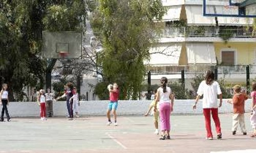 Στις λαϊκές γειτονιές της Αθήνας, ο αθλητισμός μαραζώνει και τα παιδιά στοιβάζονται στους λιγοστούς χώρους
