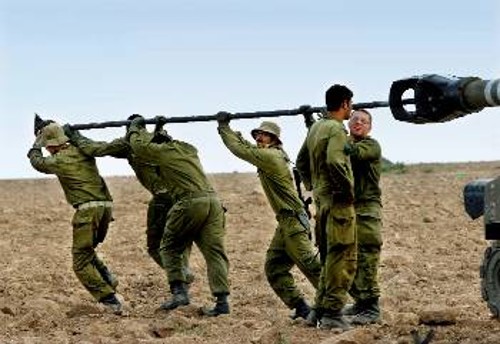 Ισραηλινοί στρατιώτες σε μια ανάπαυλα πριν ξαναρχίσουν το καταστροφικό τους έργο