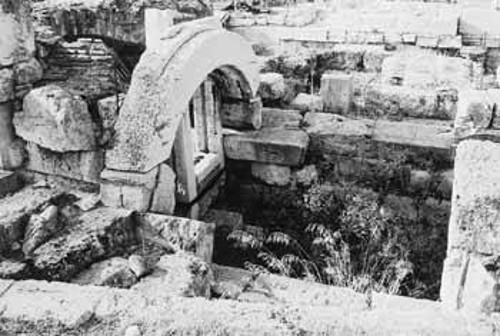 Η μαρμάρινη καμάρα στην κοίτη του Ηριδανού, στον αρχαιολογικό χώρο του Κεραμεικού