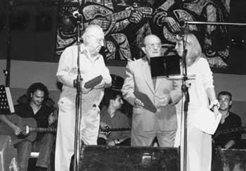 Ο Κ. Βίρβος (μαζί με τον Θ. Δερβενιώτη) στο 26ο Φεστιβάλ ΚΝΕ - «Οδηγητή», το 2000, όπου και τιμήθηκε με αναμνηστική πλακέτα