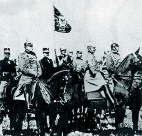 Ο Βασιλιάς Κωνσταντίνος με στολή Γερμανού Στρατάρχη πίσω από τον Κάιζερ