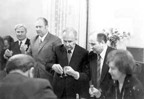 Φωτογραφία της δεκαετίας του '60: Κοσίγκιν και Γκορμπατσόφ τσουγκρίζουν εις υγείαν... της αγοράς