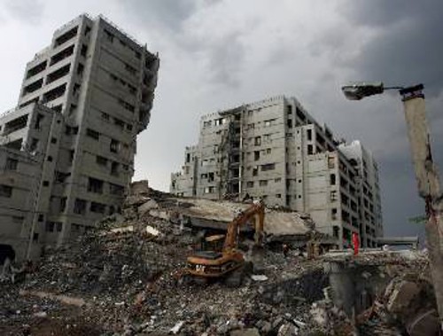 Κτίρια στο Ισλαμαμπάντ που κατέρρευσαν σαν χάρτινα