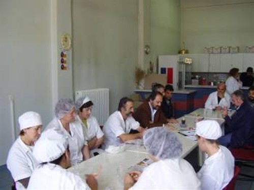 Από παλιότερη επίσκεψη του Γ. Μαρίνου, μέλους του ΠΓ της ΚΕ του ΚΚΕ, στη γαλακτοβιομηχανία «Δωδώνη» και συζήτηση με τους εργαζόμενους για τα προβλήματά τους