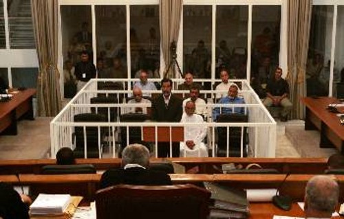 Στιγμιότυπο της δίκης στη Βαγδάτη. Τα πρόσωπα των δικαστών, εκτός του Προέδρου, δεν εμφανίζονται, φυσικά, για ...ευνόητους λόγους σε καμία φωτογραφία