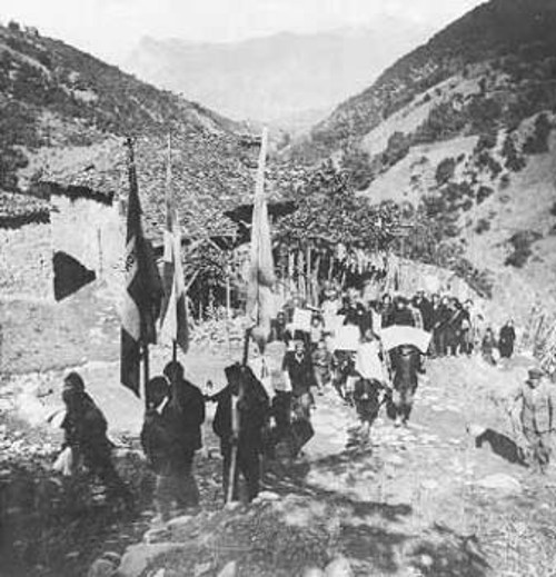Γιορτή για τα τρίχρονα του ΕΑΜ το Σεπτέμβρη του 1944 σε κάποιο από τα χωριά της Ελεύθερης Ελλάδας