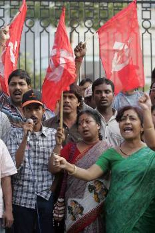Μέλη του ΚΚ Ινδίας (Μαρξιστικό) διαδηλώνουν στην Καλκούτα