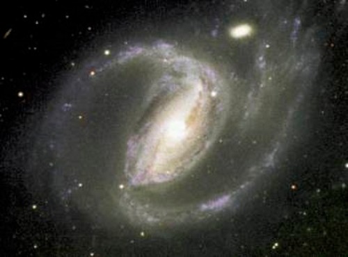 Οι σπειροειδείς γαλαξίες συγκαταλέγονται στα ομορφότερα αστρονομικά αντικείμενα. Οι περισσότεροι, όπως ο NGC 1097 (αριστερά), έχουν ένα κεντρικό ορθογώνιο ή «ράβδο» αστέρων. Αλλοι, όπως ο Messier 51 (δεξιά) δεν έχουν. Και οι δύο τύποι αποτελούνται από ένα πεπλατυσμένο περιστρεφόμενο δίσκο αστέρων, αερίων και σκόνης. Οι ράβδοι και οι βραχίονες είναι περιοχές μεγαλύτερης πυκνότητας