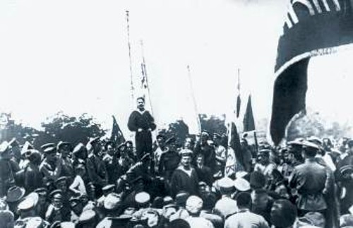 Ενας ναύτης, αντιπρόσωπος των μπολσεβίκων των ναυτών της Βαλτικής, μιλάει σε συλλαλητήριο των στρατιωτών της φρουράς της Σεβαστούπολης το 1917