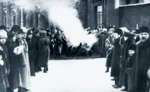 Αντρες των μονάδων του επαναστατημένου στρατού της Πετρούπολης καίνε τα εμβλήματα του τσάρου από το ανάκτορο Ανίτσκοφ