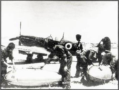 Στρατιώτες των κυβερνητικών δυνάμεων φορτώνουν βόμβες «Ναπάλμ» σε αεροσκάφος της πολεμικής αεροπορίας για να ρίξουν σε θέσεις του ΔΣΕ στο Γράμμο