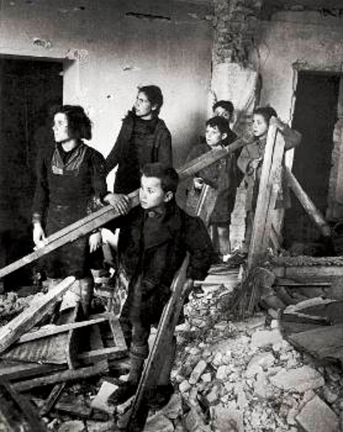 Γυναικόπαιδα προσπαθούν να επιβιώσουν κατά την περίοδο της Κατοχής (φωτογραφία του Ντμίτρι Κέσελ)
