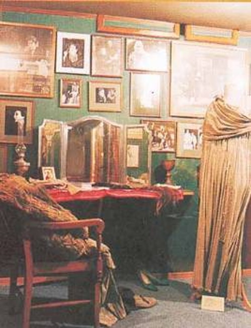 Η πρώτη αίθουσα του Θεατρικού Μουσείου