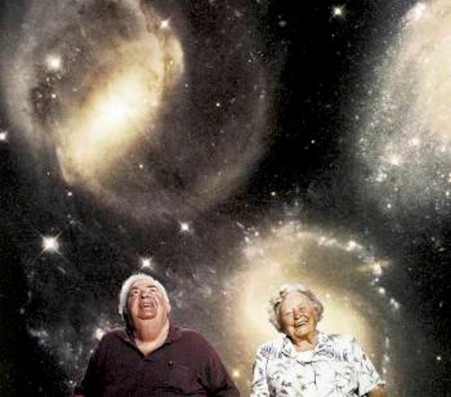 Οι «εικονοκλάστες» αστροφυσικοί Τζέφρι και Μάργκαρετ Μπέρμπιτζ, παρά το προχωρημένο της ηλικίας τους, συνεχίζουν να υποστηρίζουν ανυποχώρητα ότι μέσα στους γαλαξίες, όπως αυτοί που τεχνητά προβάλλονται πίσω τους σε μεγέθυνση, δημιουργείται διαρκώς νέα ύλη