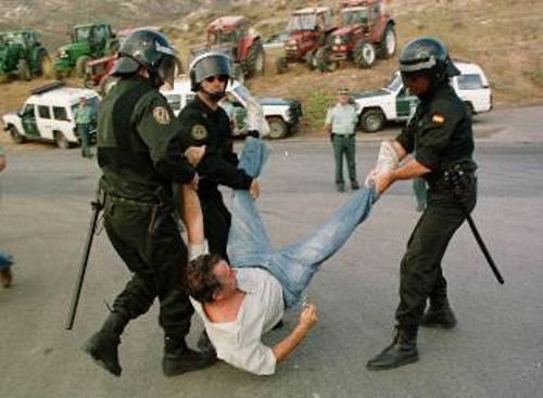 Ισπανοί αστυνομικοί σέρνουν και συλλαμβάνουν έναν αγρότη «τρομοκράτη», που διαδήλωνε τον περασμένο Σεπτέμβρη, μαζί με τους συναδέλφους του, για τις αυξήσεις στις τιμές των καυσίμων