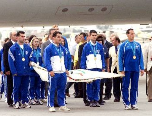 Οι τέσσερις «χρυσοί» Ολυμπιονίκες κρατούν τη σημαία των Ολυμπιακών Αγώνων