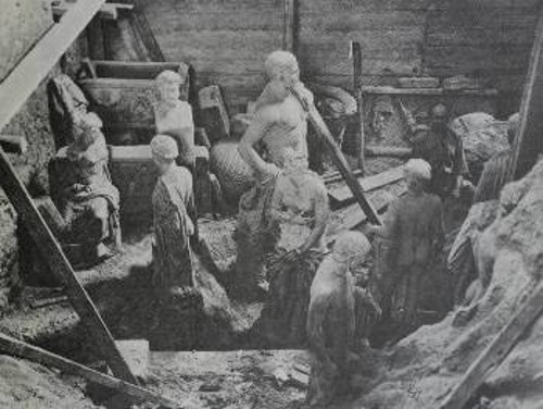 Λάκκος αίθουσα του Εθνικού Αρχαιολογικού Μουσείου, γεμάτος με αγάλματα, πριν καταχωθούν για να σωθούν από τους ληστές - κατακτητές (από το βιβλίο του Β. Πετράκου)
