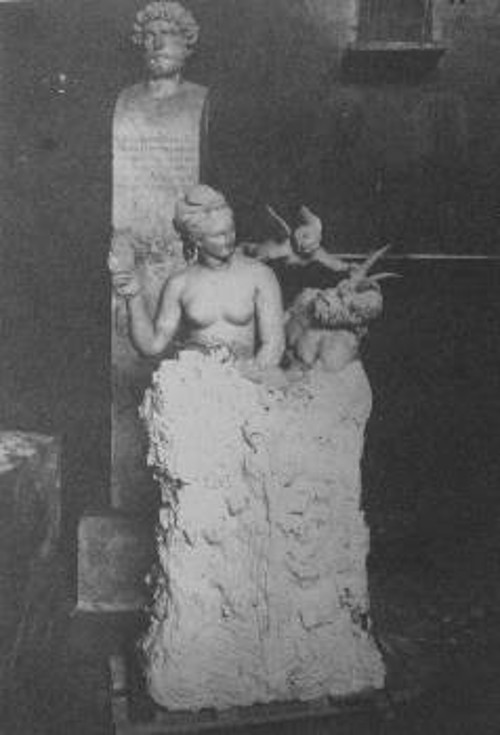 Το αριστουργηματικό σύμπλεγμα της Αφροδίτης, του Πάνα και του φτερωτού Ερωτα, μέσα σε ανολοκλήρωτο γύψινο κέλυφος, πριν την απόκρυψή του και πίσω Ερμαϊκή Στήλη με το κεφάλι του κοσμήτη των εφήβων, Σωσίστρατου Μαραθωνίου