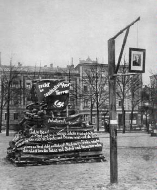 Δρέσδη 1933. Οι ναζιστές βάζουν στην κρεμάλλα κομμουνιστικά σύμβολα