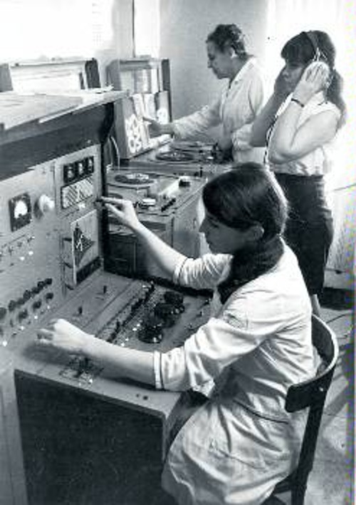 ΕΡΓΑΖΟΜΕΝΟΙ: Στο εργοστάσιο λειτουργικής μουσικής του εργοστασίου τηλεφώνων του Περμ, η αρχιμηχανικός (σε πρώτο πλάνο), η ηχολήπτρια και η καθηγήτρια μουσικής ετοιμάζουν ένα μουσικό πρόγραμμα. (Γενάρης 1973). Σημαντική η θέση της γυναίκας στη σοσιαλιστική κοινωνία