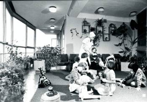 ΥΓΕΙΑ: Μια νοσοκόμα ψυχαγωγεί τους μικρούς ασθενείς σε ειδικά διαμορφωμένο χώρο για παιδιά στο νοσοκομείο. Δωρεάν και υψηλού επιπέδου υγεία για όλους, ήταν κάτι που η ΕΣΣΔ είχε καταφέρει εδώ και πολλά χρόνια