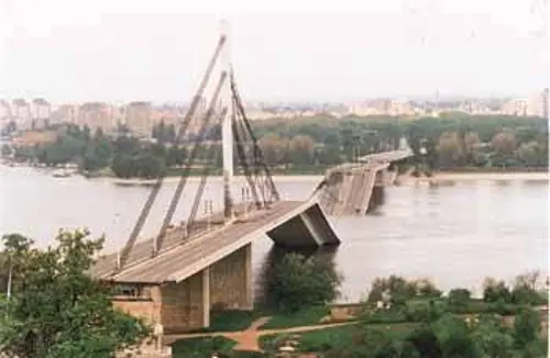 Η γέφυρα - σύμβολο στο Βελιγράδι που κόπηκε στα δυο