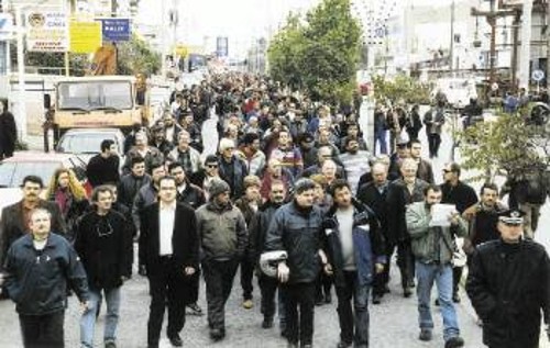 Από την προχτεσινή πορεία των εργαζομένων του Περάματος, αμέσως μετά τη ματαίωση της φιλοεργοδοτικής «σύσκεψης» στο Δημαρχείο
