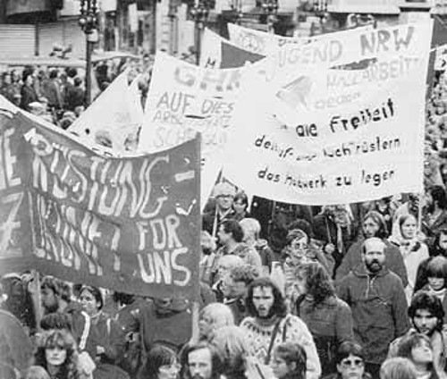 Στιγμιότυπο από τη μεγαλειώδη συγκέντρωση κατά των Πέρσινγκ και Κρουζ στη Βόννη, στις 10 Οκτώβρη 1981