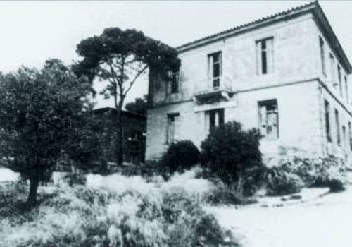 Το παλιό 401 Γενικό Στρατιωτικό Νοσοκομείο στη Μονή Πετράκη (από το λεύκωμα της ΕΙΝΑΠ «Τα δημόσια νοσοκομεία στην Αθήνα και τον Πειραιά»)