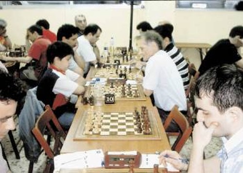 Ο καθηγητής και μαθητής σε σκακιστική δράση. Δεξιά. στο μέσον της φωτ., ο Υ.Μ. Μάκκας του ΣΟΑ και το ανερχόμενο ταλέντο του ΑΣΑΕ, Κων. Παΐζης (αριστερά)