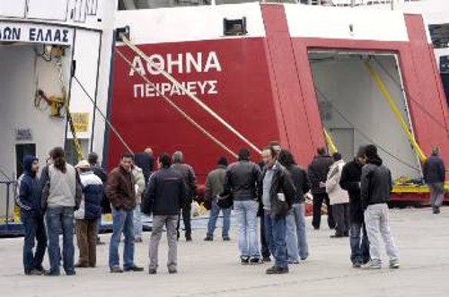 Ναυτεργάτες και άλλοι εργαζόμενοι περιφρούρησαν από το πρωί την απεργία στο λιμάνι του Πειραιά