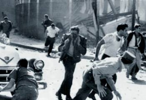 4/3/1960: Στιγμιότυπα από τις πρώτες τραγικές στιγμές μετά την πρώτη έκρηξη στο βελγικό πλοίο μέσα στο λιμάνι της Αβάνας με αδιευκρίνιστο αριθμό θυμάτων του πληρώματος και λιμενεργατών