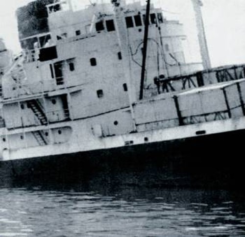 Το βελγικό πλοίο «Λα Κουμπρ» φλεγόμενο