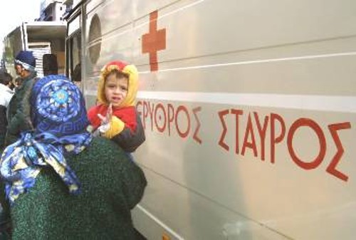 Με το παιδί στην αγκαλιά, για το συσσίτιο του Ερυθρού Σταυρού σε άπορες οικογένειες