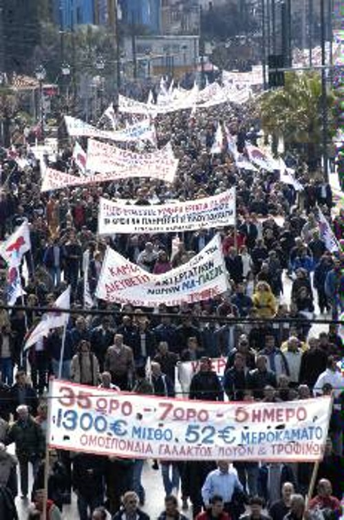 Αποφασιστική συνέχεια στην απεργία της 15 Μάρτη (φωτ. από την πορεία του ΠΑΜΕ στην Αθήνα) αποτελεί η νέα κινητοποίηση στις 13 Απρίλη, στην οποία πρωτοστατούν οι ταξικές δυνάμεις