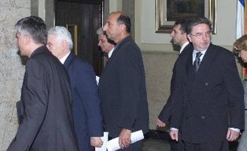 Ο Ν. Σαΐνοβιτς από το Σοσιαλιστικό Κόμμα, με ηγέτες της λεγόμενης Σερβικής Δημοκρατικής Αντιπολίτευσης, αναχωρούν μετά τη συμφωνία μεταβατικής κυβέρνησης
