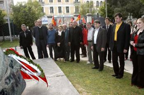 Οι αντιπρόσωποι των Κομμουνιστικών και Εργατικών Κόμματων μπροστά στο μνημείο. Λίγο πριν τους είχε υποδεχτεί ο πρύτανης του ΕΜΠ, Ανδρέας Ανδρεόπουλος, στην κεντρική πύλη της Πατησίων, που άνοιξε ειδικά για την περίσταση