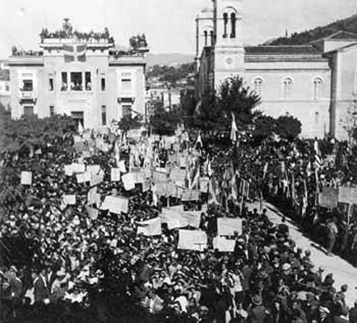 Πάνδημη ήταν η συμμετοχή του λαού της Λαμίας στο γιορτασμό της απελευθέρωσης. Στην άλλη φωτογραφία, ο Αρης Βελουχιώτης μιλάει στους συγκεντρωμένους