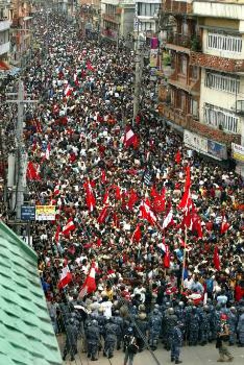 Η οργή του λαού του Νεπάλ εκφράστηκε στους δρόμους με τις μεγαλειώδεις συγκεντρώσεις