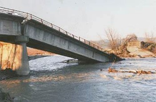 Οι πλημμύρες αναδεικνύουν και τις κακοτεχνίες στα δημόσια έργα. Εδώ η γέφυρα στα Λουτρά Υπάτης το Γενάρη του 1997