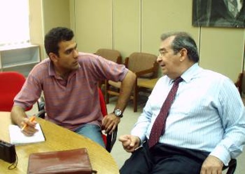 Ο υφυπουργός Εξωτερικών της Κούβας στη συζήτηση με το συντάκτη του «Ρ»
