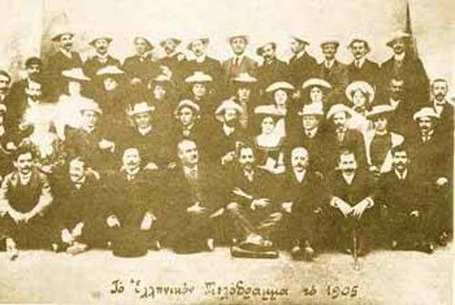 Σπάνια φωτογραφία με τους αρχιτραγουδιστές του Ελληνικού Μελοδράματος (1905). Στο κέντρο Ο Λαυράγκας με τον Νίκο Μωραΐτη δεξιά