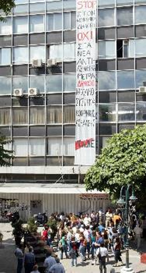 Το πανό του ΠΑΜΕ στην πρόσοψη των γραφείων των εργοδοτών στη Θεσσαλονίκη