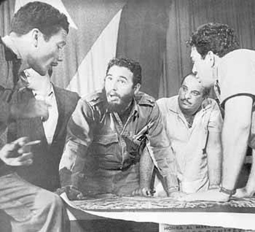 Ο ηγέτης της Κούβας, Φιντέλ Κάστρο, στο στρατιωτικό επιτελείο ενημερώνεται για τις εξελίξεις
