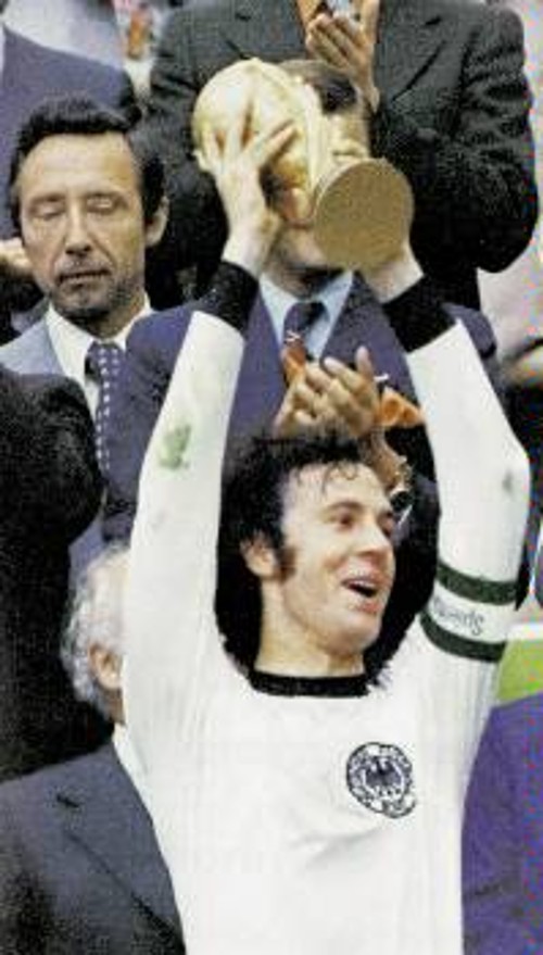 Ο «Κάιζερ» Φρ. Μπεκενμπάουερ έχει στεφθεί παγκόσμιος πρωταθλητής και ως παίκτης (1974) αλλά και ως προπονητής (1990) της εθνικής Γερμανίας