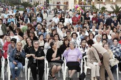 Η Δέσποινα Γραμματικοπούλου κατά την ομιλία της στη χτεσινή εκδήλωση των γυναικείων συλλόγων στη Θεσσαλονίκη