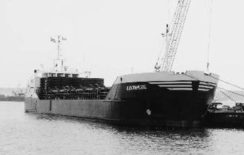 Το πλοίο με την τοξική λυματολάσπη, αντί να ταξιδεύει για τη ...Γερμανία, «έδεσε» στο λιμάνι, εκθέτοντας τους κατοίκους της περιοχής σε μεγαλύτερο κίνδυνο