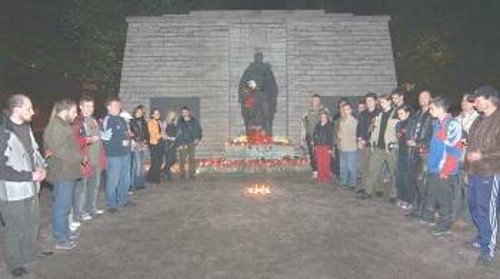 Από την περιφρούρηση του μνημείου του Σοβιετικού Στρατιώτη το 2006