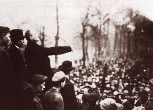 Ο Καρλ Λίμπκνεχτ μιλάει σε συγκέντρωση διαμαρτυρίας, ενάντια στο αντεπαναστατικό πραξικόπημα της 24ης του Δεκέμβρη 1918 